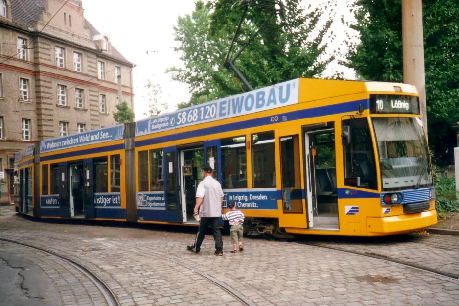 Leipzig Straßenbahnlinie 10 mit Niederflurgelenkwagen 1148 "Christian Fürchtegott Gellert" am Wahren Pater-Aurelius Platz (2001)