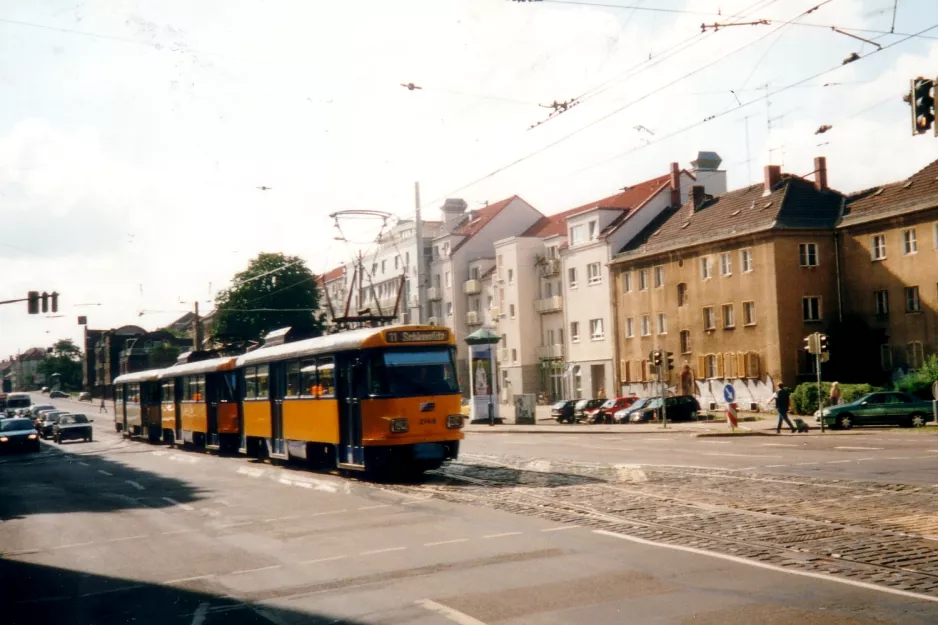 Leipzig Straßenbahnlinie 11 mit Triebwagen 2148nah Möckernscher Markt (2001)