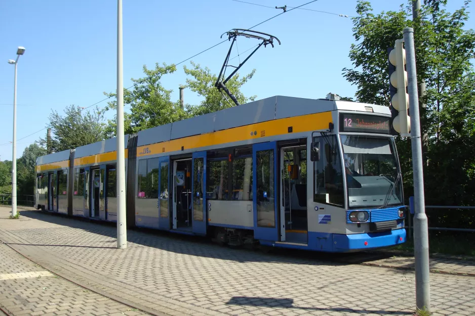 Leipzig Straßenbahnlinie 12 mit Niederflurgelenkwagen 1138 (Richard Wagner) am Gohlis-Nord (2015)