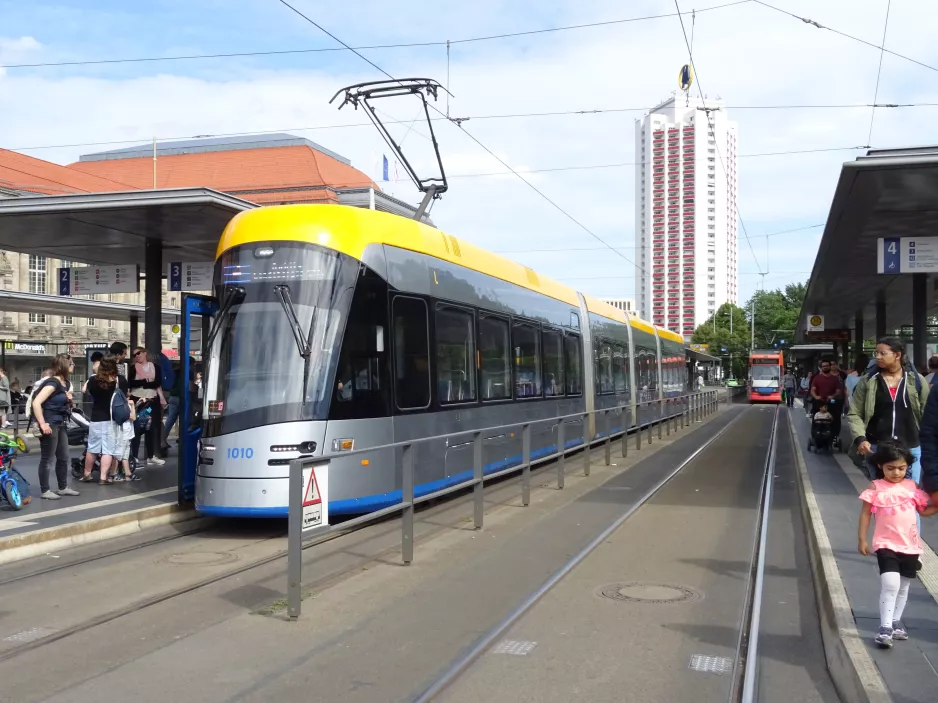 Leipzig Straßenbahnlinie 4 mit Niederflurgelenkwagen 1010 am Hauptbahnhof (2019)