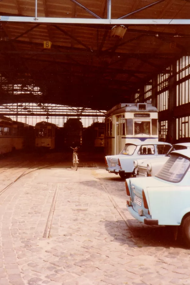 Leipzig Triebwagen 5242 in der Lagerhalle Georg-Schumann Straße (1990)