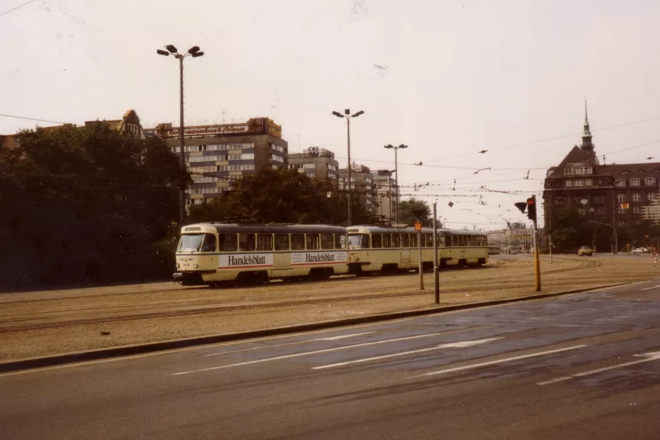 Leipzig Zusätzliche Linie 20 mit Triebwagen 1818 auf Platz der Republik (Willy-Brandt-Platz) (1990)