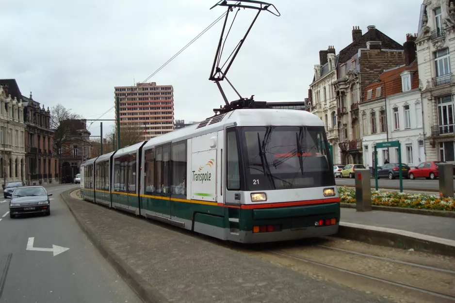 Lille Straßenbahnlinie R mit Niederflurgelenkwagen 21 am Alfred Mongy (2008)