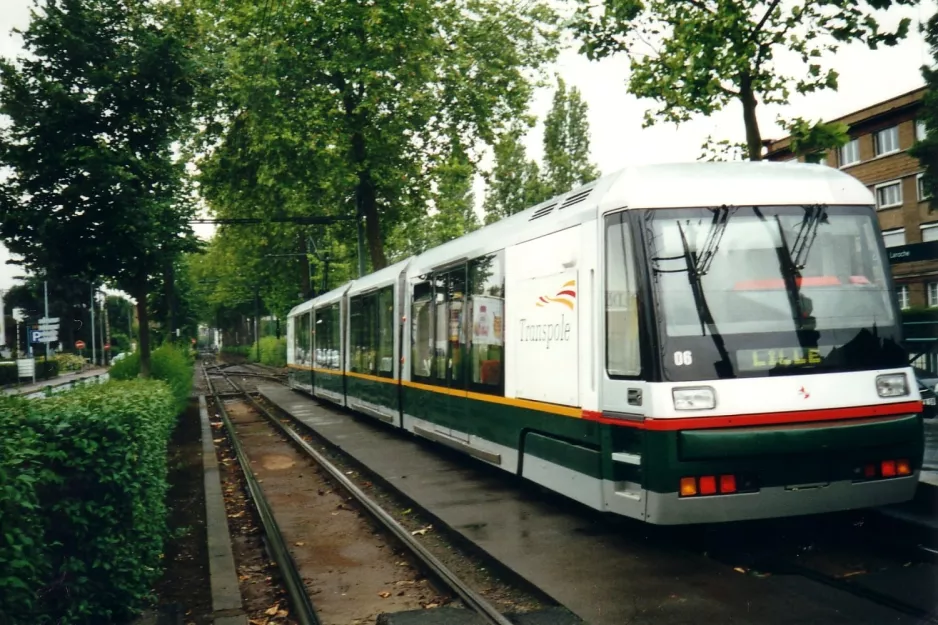 Lille Straßenbahnlinie T mit Niederflurgelenkwagen 06 nahe bei Croise Laroche (2002)