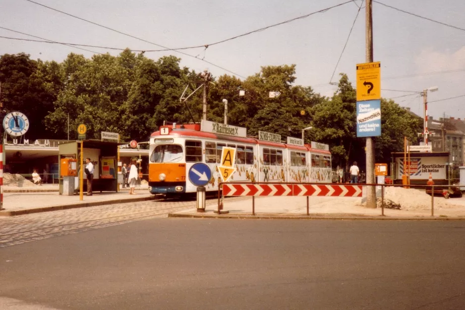 Linz Straßenbahnlinie 1 mit Gelenkwagen 77 am Blumauerplatz (1982)