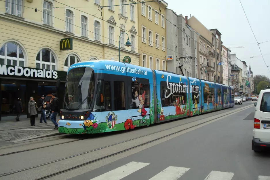 Linz Straßenbahnlinie 1 mit Niederflurgelenkwagen 011 am Bürgerstraße (2012)