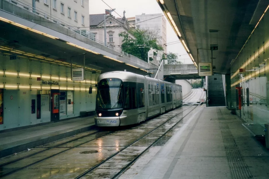Linz Straßenbahnlinie 2 mit Niederflurgelenkwagen 001 am Herz-Jesu-Kirche (2004)