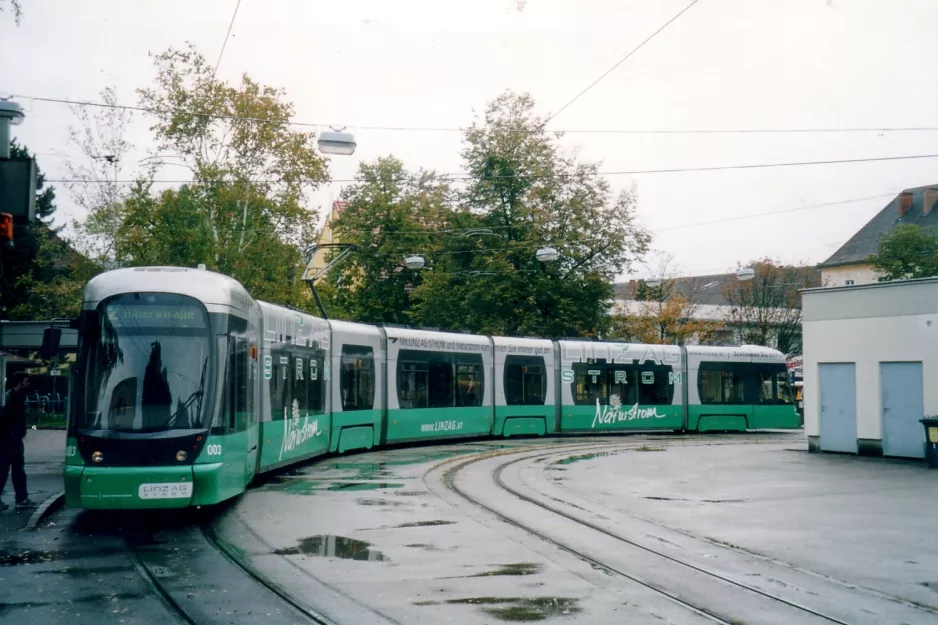 Linz Straßenbahnlinie 2 mit Niederflurgelenkwagen 003 am JKU Universität (2004)