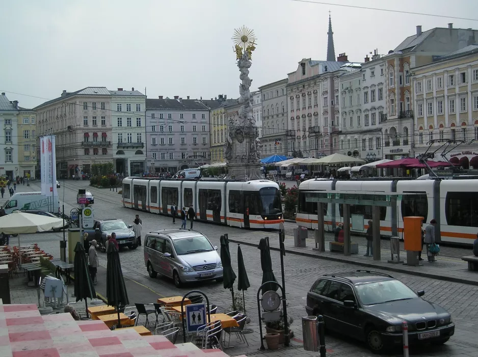 Linz Straßenbahnlinie 2 mit Niederflurgelenkwagen 029 am Hauptplatz (2009)