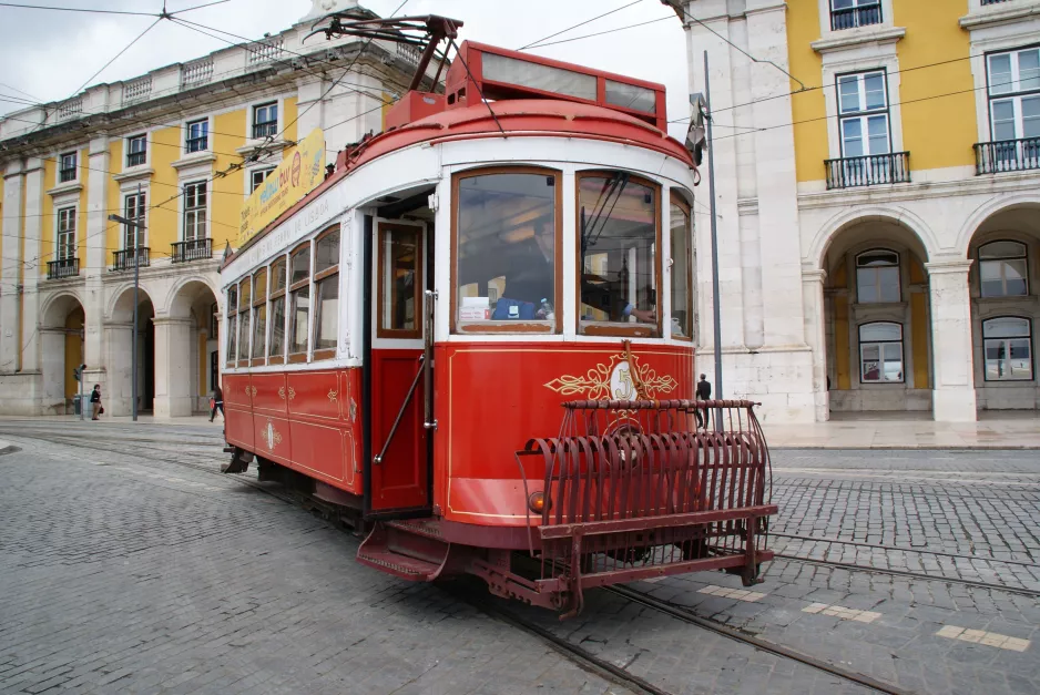 Lissabon Colinas Tour mit Triebwagen 5 auf Praça do Cormércio (2013)