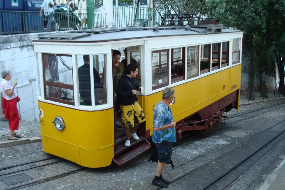 Lissabon Standseilbahn Elevador da Glória mit Kabelstraßenbahn Gloria 1 am Bairro Alto Rua São Pedro de Alcântara (2008)