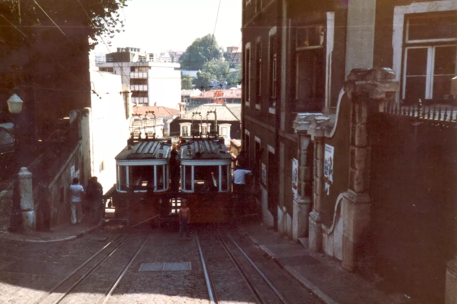 Lissabon Standseilbahn Elevador da Glória mit Kabelstraßenbahn Gloria 1 auf Calçada da Glória (1985)