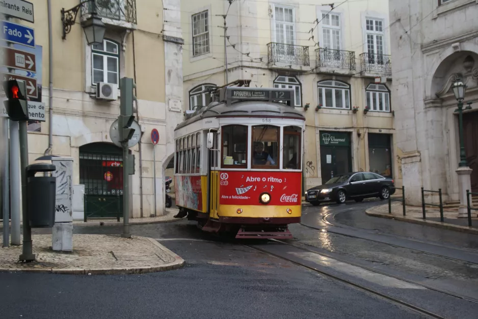 Lissabon Straßenbahnlinie 12E mit Triebwagen 558 auf Largo da Madalena (2013)