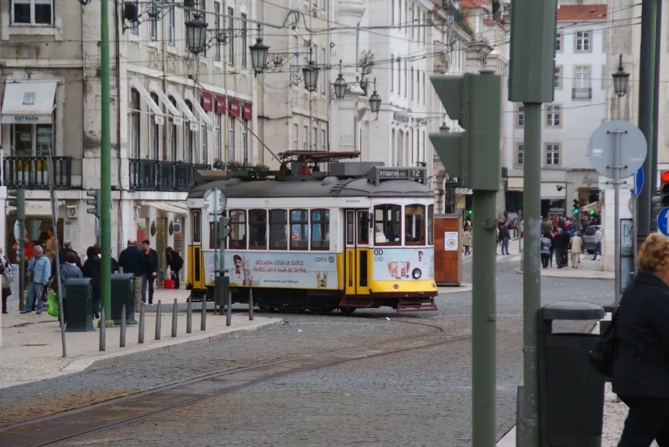 Lissabon Straßenbahnlinie 12E mit Triebwagen 563 auf Praça da Fiigueira (2013)