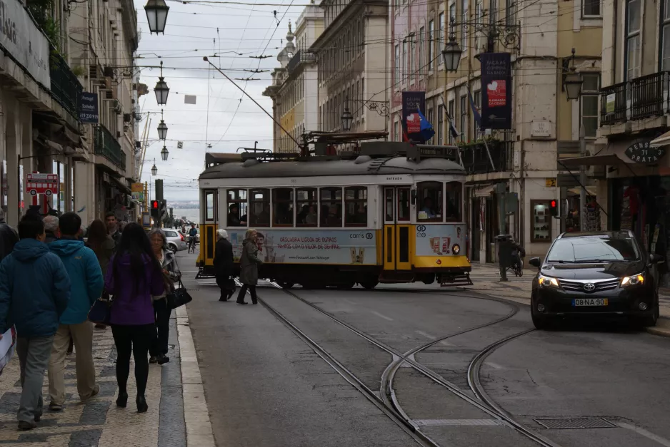 Lissabon Straßenbahnlinie 12E mit Triebwagen 563 in der Kreuzung Rua da Prata/Rua da Conceição (2013)