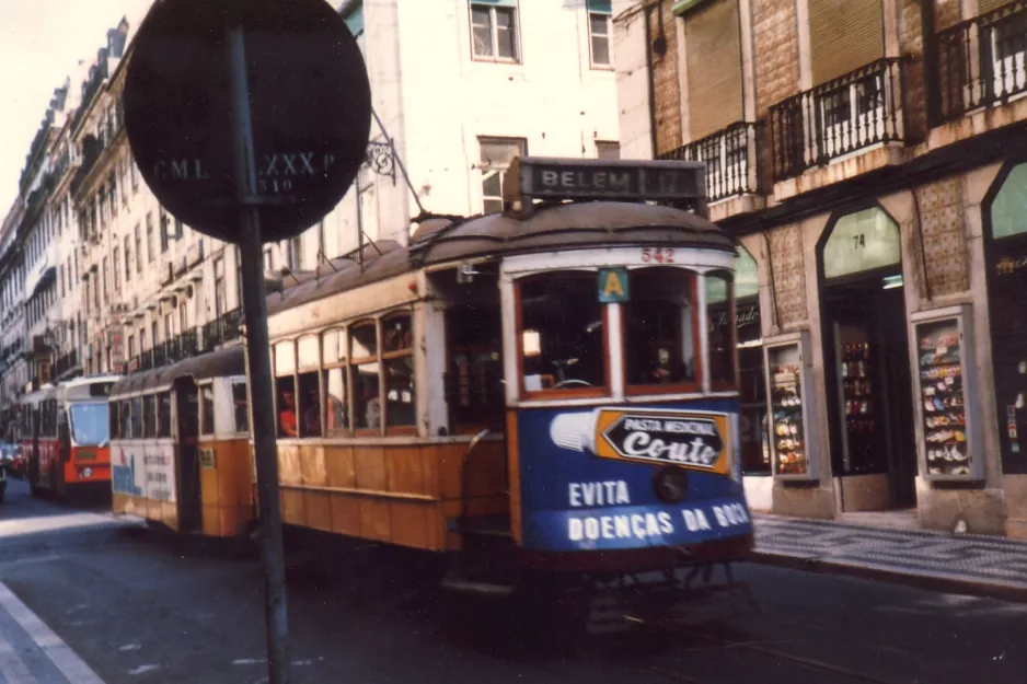 Lissabon Straßenbahnlinie 17 mit Triebwagen 542 auf Rua dos Fanqueiros (1985)