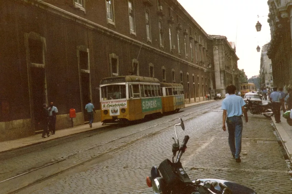 Lissabon Straßenbahnlinie 19 mit Triebwagen 295 auf Rua do Arsenal (1988)