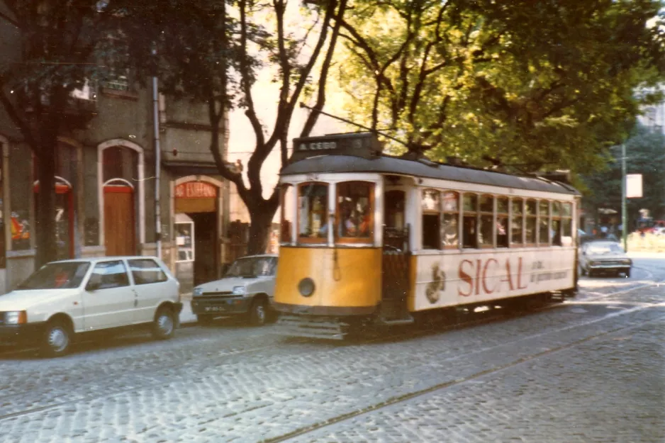 Lissabon Straßenbahnlinie 19 mit Triebwagen 324 auf Rua Dona Estefânia (1985)