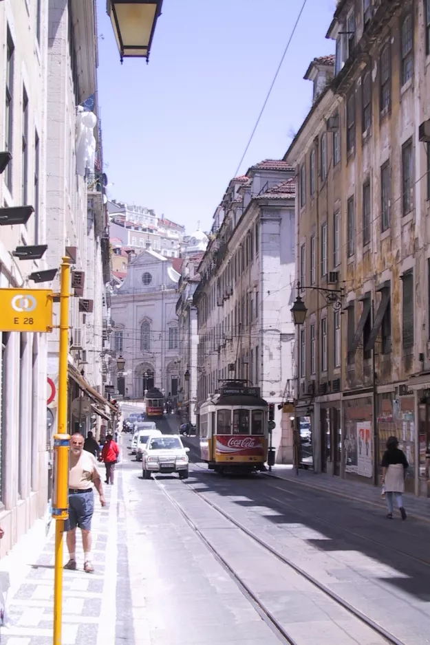 Lissabon Straßenbahnlinie 28E auf Rua da Conceição (2003)