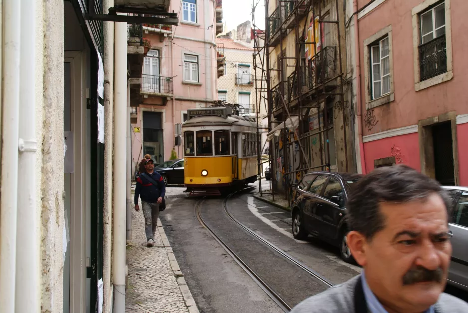 Lissabon Straßenbahnlinie 28E mit Triebwagen 542 auf Calçada de São Vicente (2013)