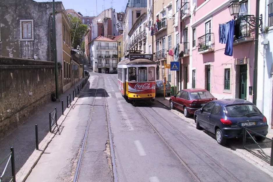 Lissabon Straßenbahnlinie 28E mit Triebwagen 557 auf Escolas Gerais (2003)