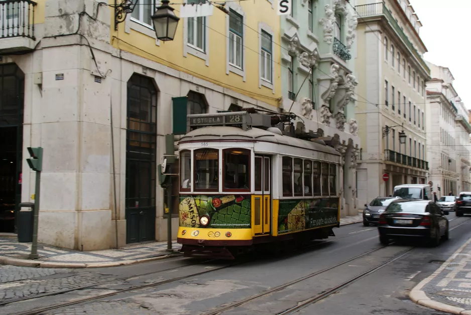 Lissabon Straßenbahnlinie 28E mit Triebwagen 565 auf Rua do Comércio (2013)