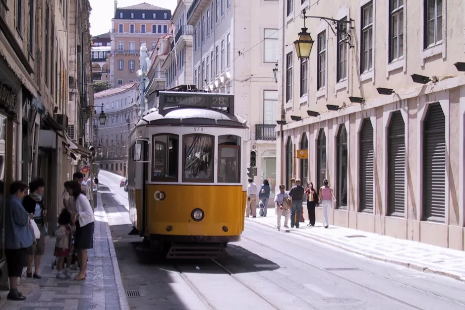 Lissabon Straßenbahnlinie 28E mit Triebwagen 578 auf Rua da Conceição (2003)
