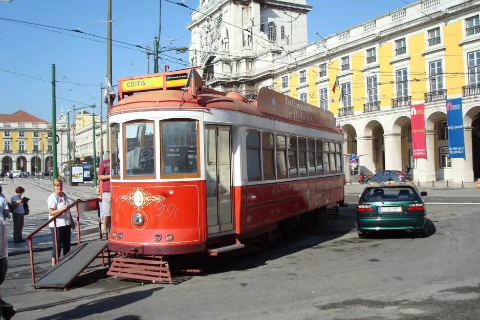 Lissabon Triebwagen 10 auf Praça do Cormércio (2008)