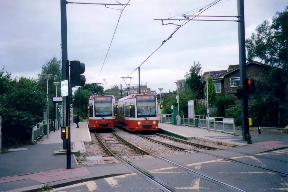 London Straßenbahnlinie 3 mit Niederflurgelenkwagen 2541 am Dundonald Road (2006)