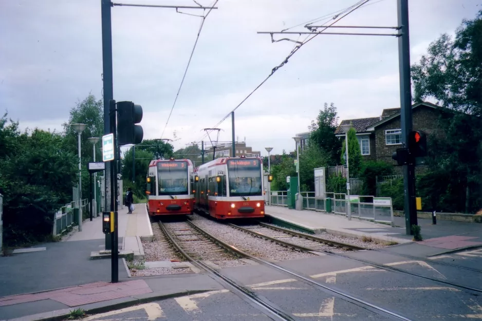 London Straßenbahnlinie 3 mit Niederflurgelenkwagen 2541 am Dundonald Road Wimbledon (2006)