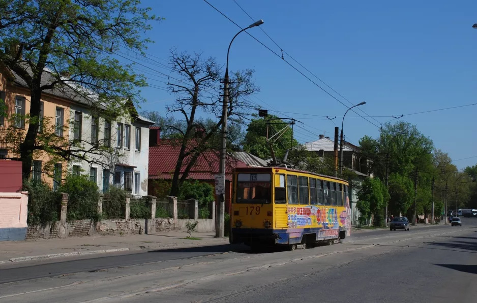 Luhansk Straßenbahnlinie 13 mit Triebwagen 179 auf Kirova Ulitsa (2011)