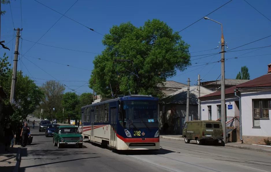 Luhansk Straßenbahnlinie 6 mit Triebwagen 302 auf Frunze Ulitsa (2011)