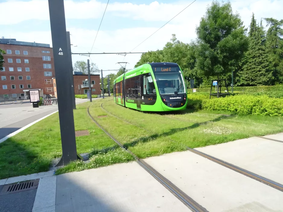 Lund Straßenbahnlinie 1 mit Niederflurgelenkwagen 05 (Inferno) auf Getingevägen (2022)