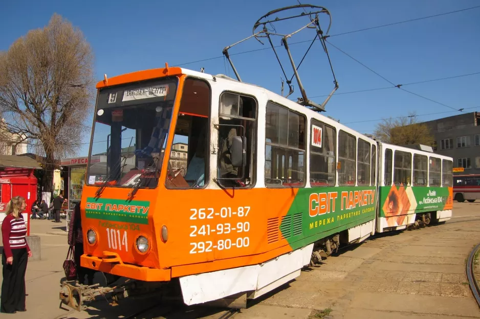 Lwiw Straßenbahnlinie 9 mit Gelenkwagen 1014 am Dworzec Zaliznychnyi vokzal (2011)