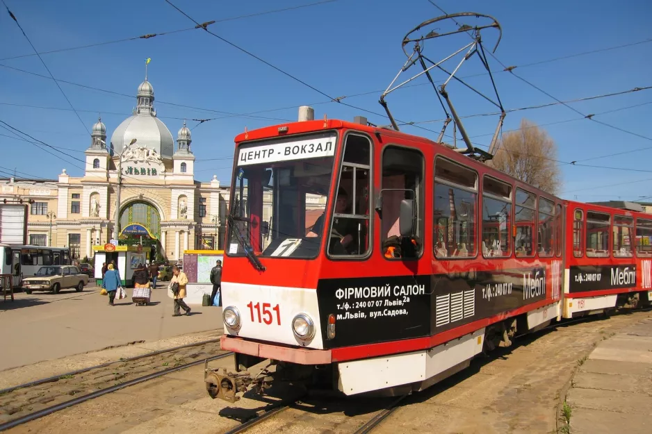 Lwiw Zusätzliche Linie 1 mit Gelenkwagen 1151 am Dworzec Zaliznychnyi vokzal (2011)