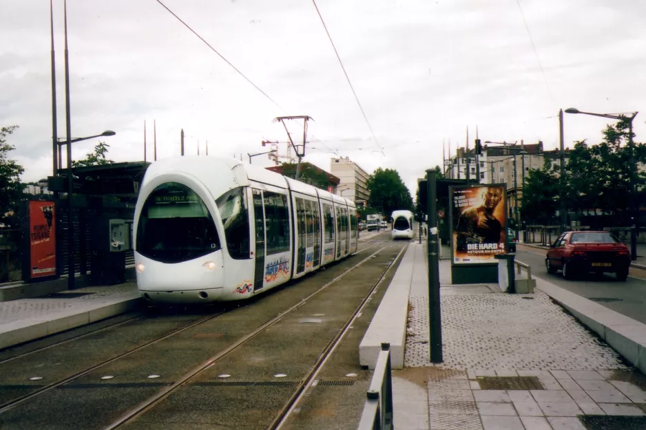 Lyon Straßenbahnlinie T1 mit Niederflurgelenkwagen 13 am Montrochet (2007)