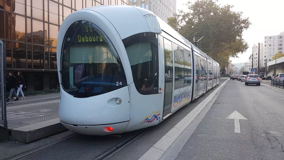 Lyon Straßenbahnlinie T1 mit Niederflurgelenkwagen 24 am Part-Dieu - Auditorium (2018)
