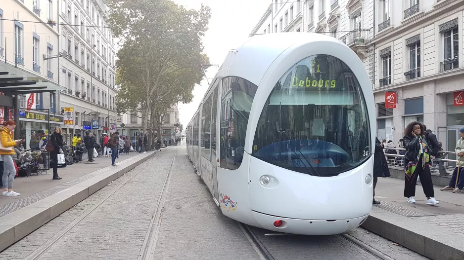 Lyon Straßenbahnlinie T1 mit Niederflurgelenkwagen 34 am Guillotière Gabriel Péri (2018)
