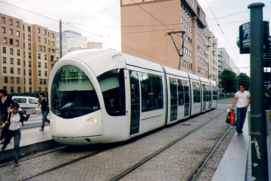 Lyon Straßenbahnlinie T3 mit Niederflurgelenkwagen 57 am Gare Part-Dieu Villette (2007)