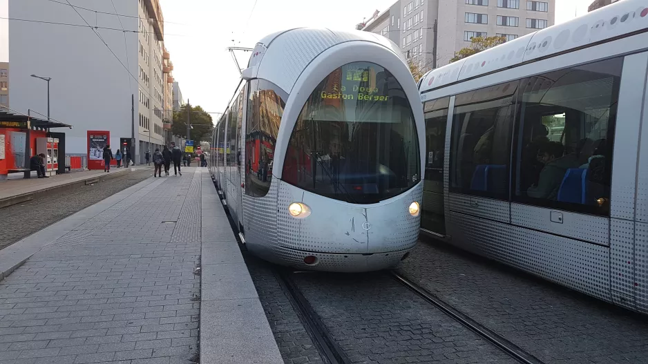 Lyon Straßenbahnlinie T4 mit Niederflurgelenkwagen 60 am Gare Part-Dieu Villette (2018)