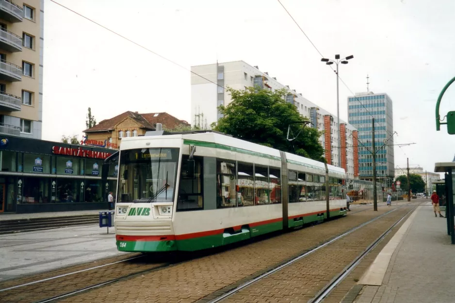 Magdeburg Straßenbahnlinie 1 mit Niederflurgelenkwagen 1364 am Universität (2003)