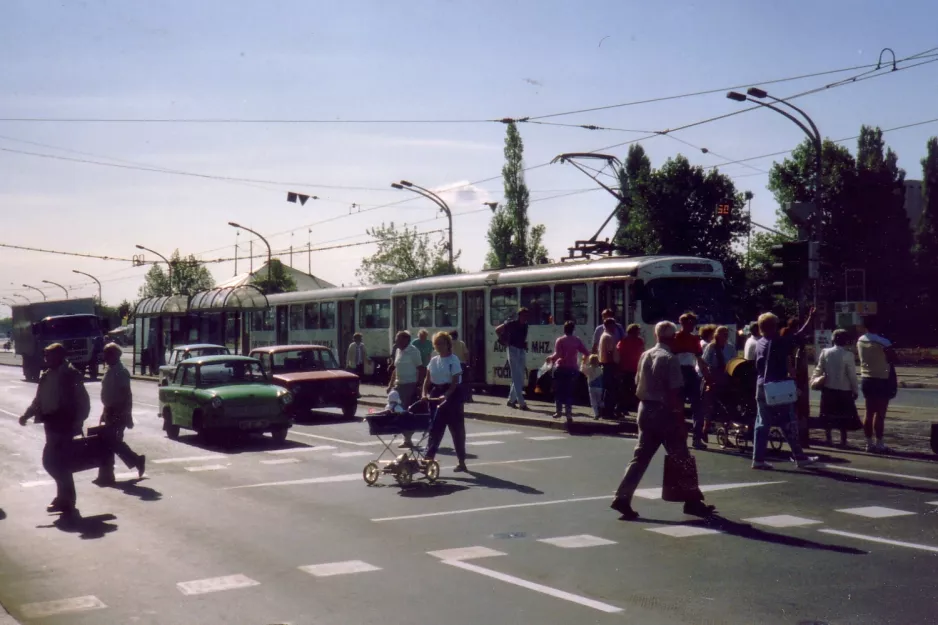 Magdeburg Straßenbahnlinie 5 am City Carré Hauptbahnhof (1990)