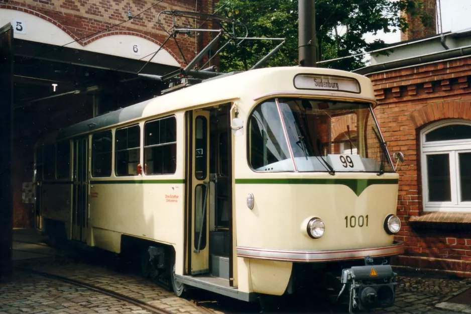 Magdeburg Triebwagen 1001 vor Museumsdepot Sudenburg (2003)