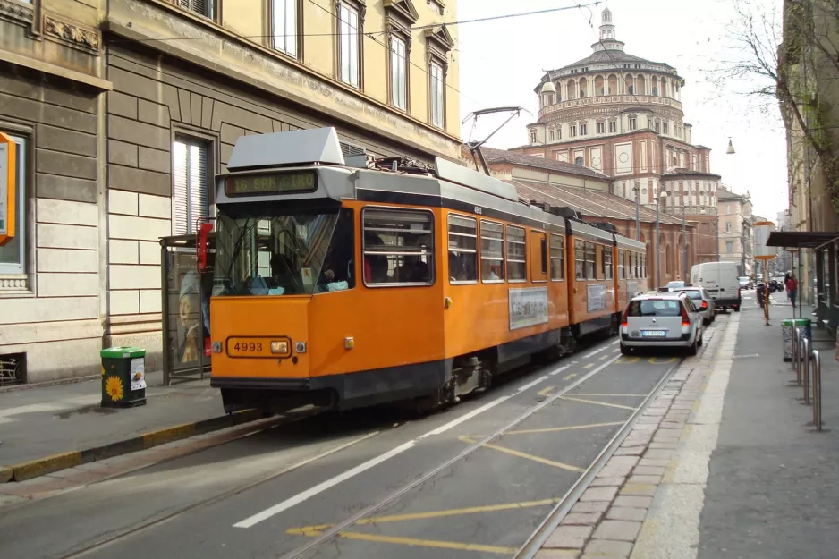 Mailand Straßenbahnlinie 16 mit Gelenkwagen 4993 auf S. Maria delle Grazie (2009)