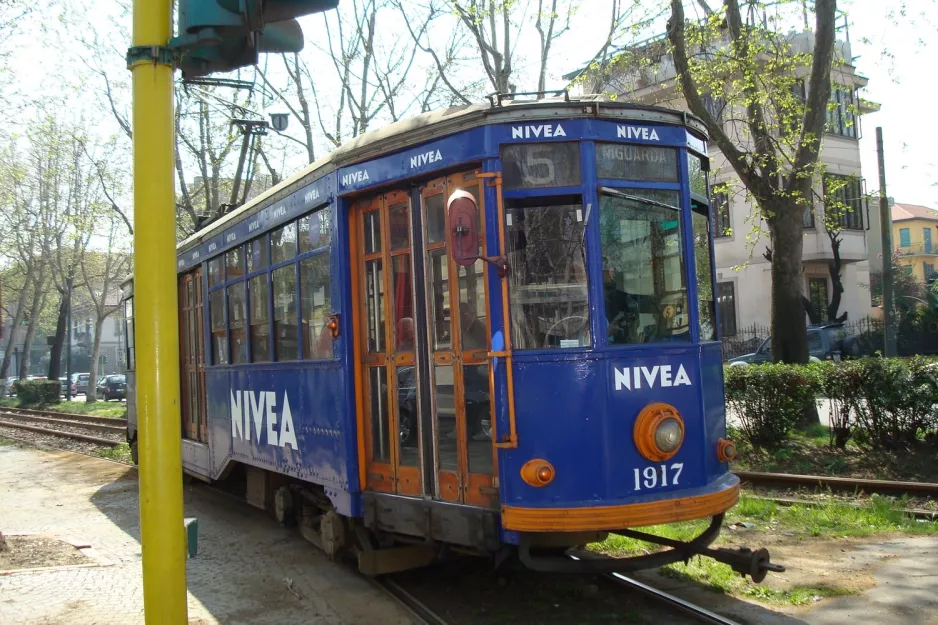 Mailand Straßenbahnlinie 5 mit Triebwagen 1917 in der Kreuzung Viale Zara/Viale Marche (2009)