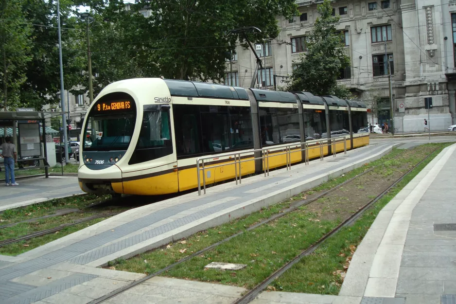 Mailand Straßenbahnlinie 9 mit Niederflurgelenkwagen 7606 am Centrale (2016)