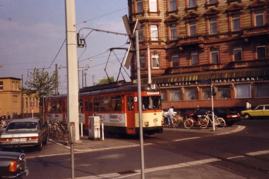 Mainz Straßenbahnlinie 52 mit Gelenkwagen 235 auf Hauptbahnhof (1990)