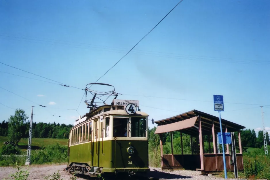 Malmköping Museumslinie mit Triebwagen 34 am Hosjö (2005)