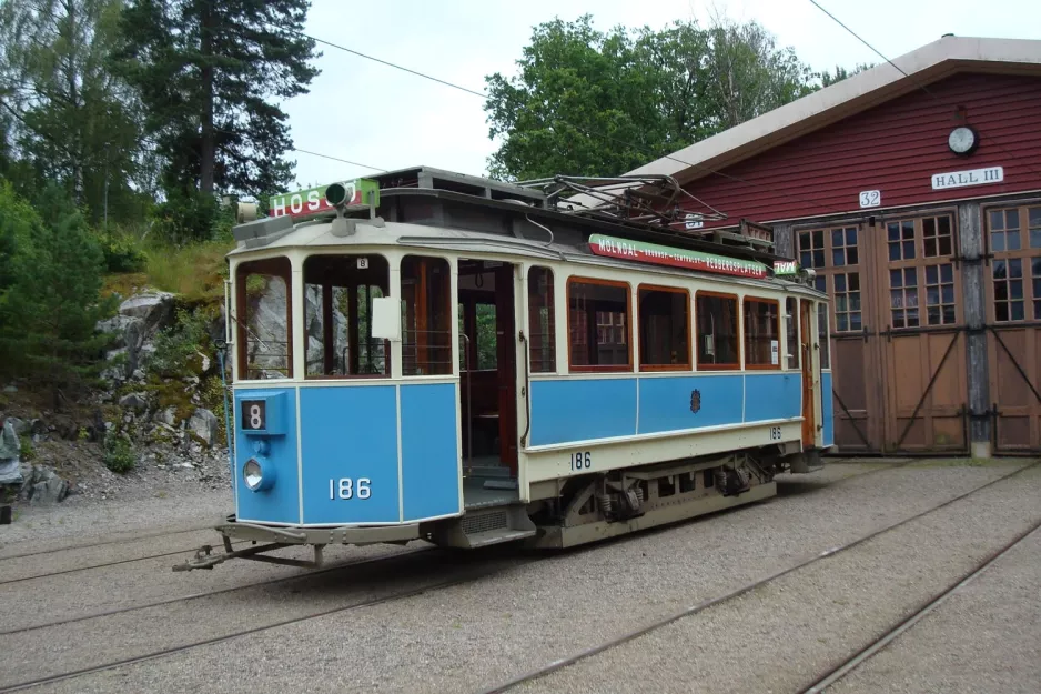 Malmköping Triebwagen 186 vor Hall III (2012)