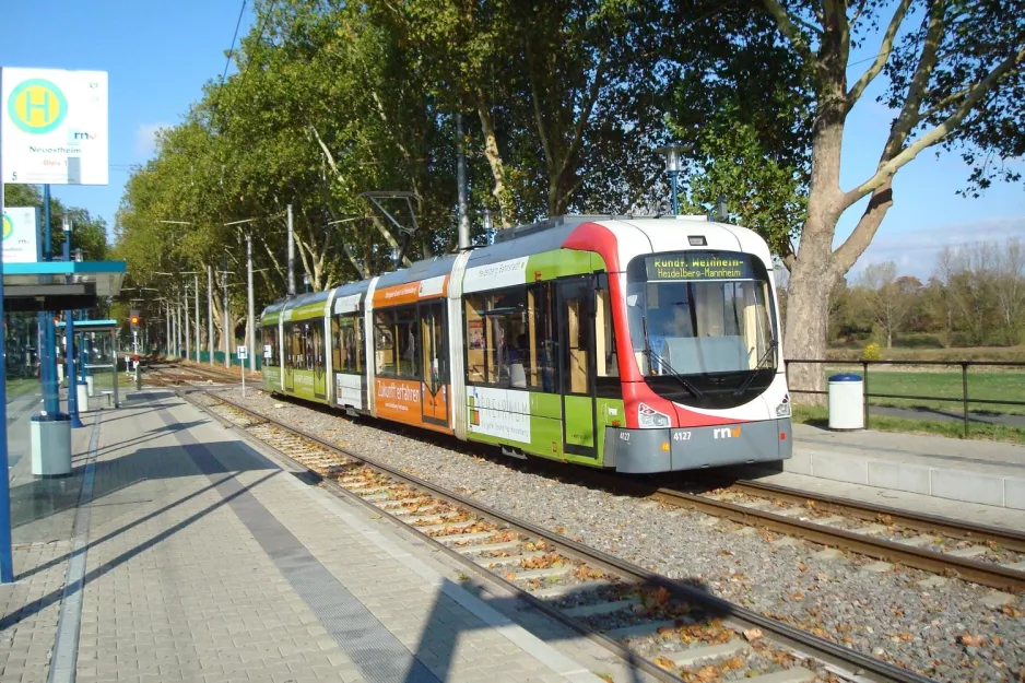 Mannheim Regionallinie 5 mit Niederflurgelenkwagen 4127 am Neuostheim (2009)